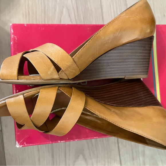 BCBGirls Ferris Tan Vaccheta Wedge Peep toe Heels size 5.5 - Picture 4 of 9